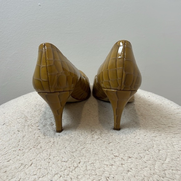 BCBG gold/yellow reptile textured Heels Elegant Design size 6. - Picture 3 of 10